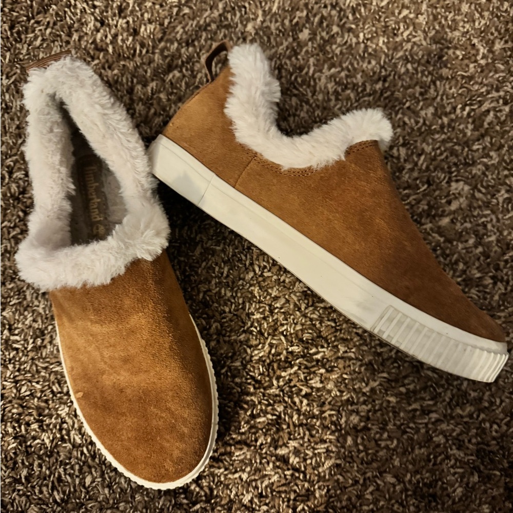 Timberland WOMEN`S SKYLA BAY SLIP-ON Brown Suede Mules with White Fur Trim